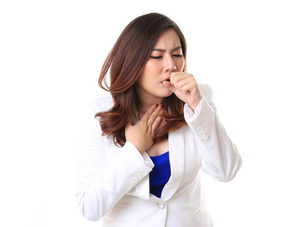 Khàn tiếng, đau họng, ho có đờm thường là triệu chứng của viêm thanh quản